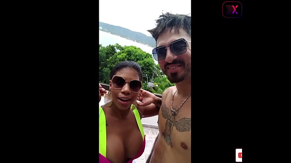 Casal fudendo enquanto a galera curtia a festa na mans&atilde;o 