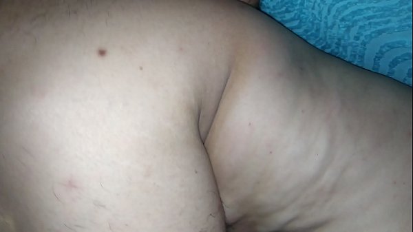 Asi de ladito me gusta dar el culito es sabroso sentir como entra centimetro a centimetro..