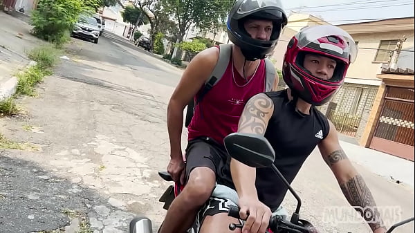 Subi na moto e na pica do meu amigo! 