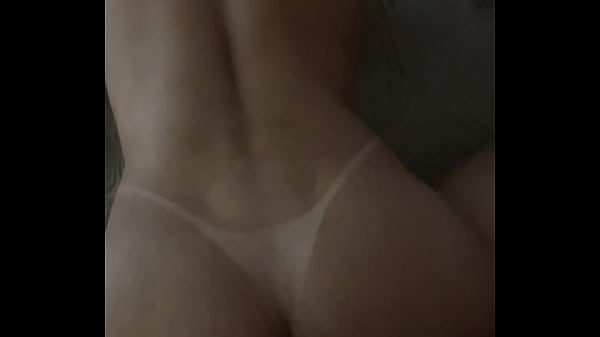 O novinho saiu da faculdade s&oacute; para vim me comer! O pau dele era t&atilde;o gostoso que tive que sentir ele no pelo deslizar em mim at&eacute; melar o meu cuzinho