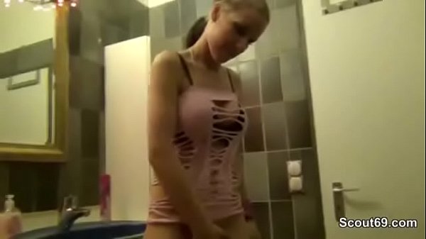 German Amateur Teeny Lucy wird von Usern gefickt