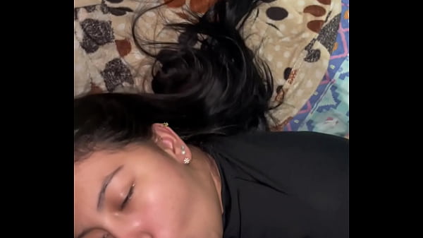 Despierto a mi hermanastra para folllarmela