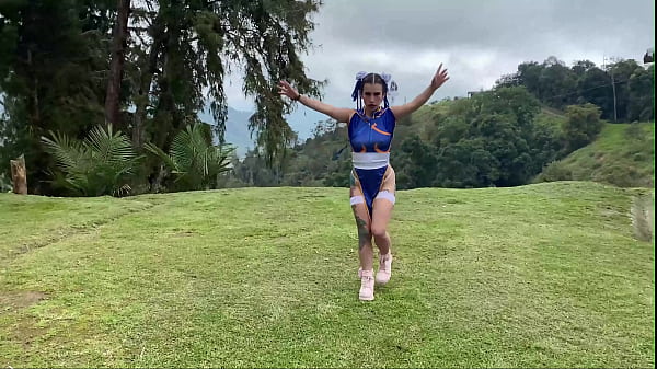 Cosplayer chica gamentrenando su garganta