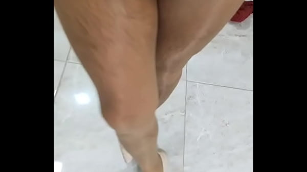 Rica travesti con medias, pantimedias y tacones  