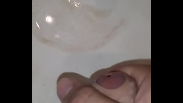 Mi  amigo Manu se hace una hermosa paja en el ba&ntilde;o y me la envia por whatsapp