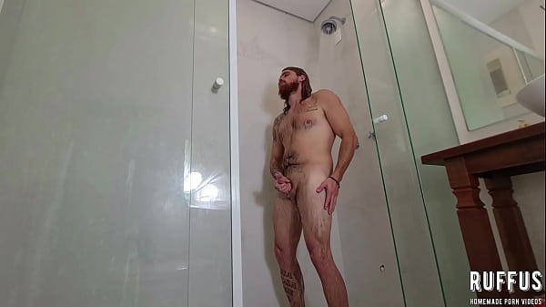 Fodendo a prima toda menstruada no chuveiro 