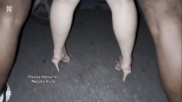 Paolla Hotwife sem limites e ensina Neg&atilde;o de 23cm a fuder no carro em beira de estrada &agrave; noite!!! Marido corno s&oacute; acompanha a aula de sexo da esposa que ensina como meter em via p&uacute;blica do Brasil