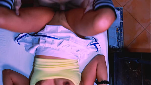 El vecino se queda a dormir y seduce a la vecina cas