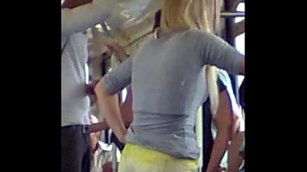 Putinha mostrando o rabo no metr&ocirc;