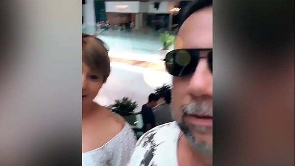 Sai para comer com meu esposo e encontrei um colega para divers&atilde;o - vem conferir essa delicia