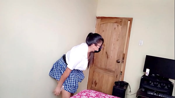 КРАСИВАЯ БРЮНЕТКА ПРАЗДНУЕТ НОВОЕ УЧЕНОЕ ЗВАНИЕ. СЕЙЧАС ОНА ДОМАШНЕЕ ПОРНО МОДЕЛЬ. ЧТОБЫ ПРАЗДНОВАТЬ, ОНА МАСТУРБИРУЕТ БОЛЬШИМ ДИЛДО, А ЗАТЕМ ПОЙДЕТ НА КУХНЮ, ЧТОБЫ ПОТРОГАТЬ СВОЮ ВЛАЖНУЮ ВАГИНУ