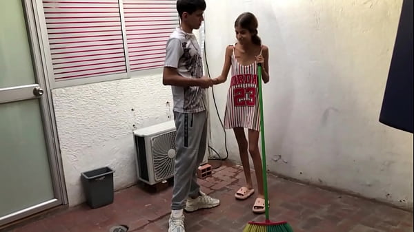 Mi hermanastra me insiste en cog&eacute;rmela y le lleno su boca de semen.