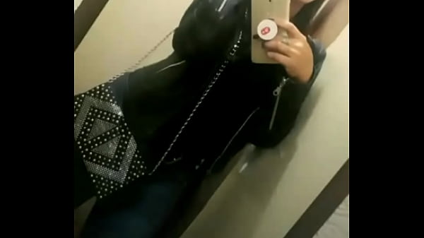 Latina sexy en traje de ba&ntilde;o