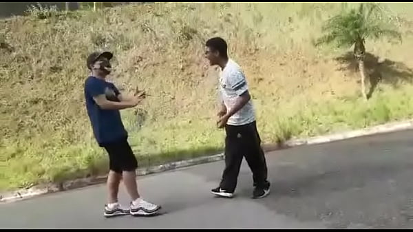 Neg&atilde;o rebolando na pica do branco dptado  