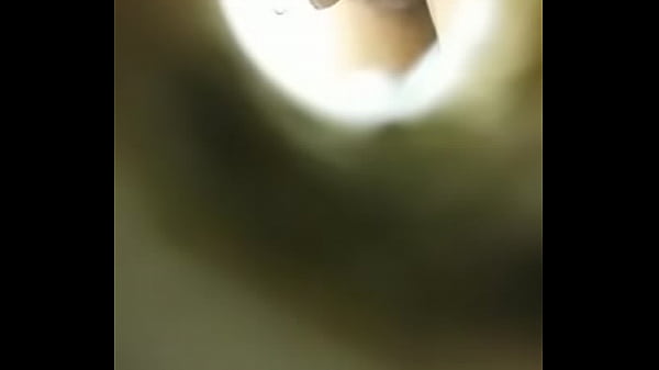 espiando ba&ntilde;o publico joven