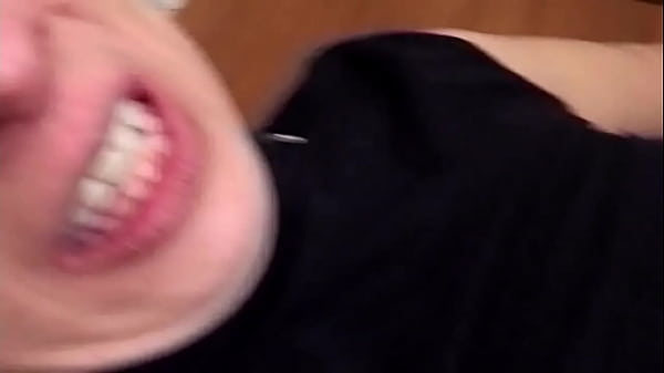 Mara paga perch&eacute; suo marito non le ha dato abbastanza cazzo 