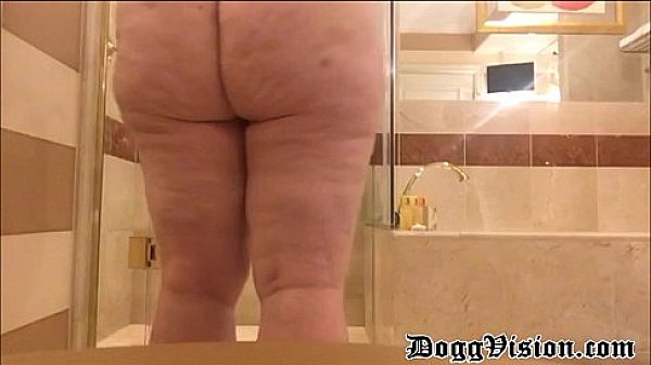 Shower and Jilling-Off for Lonely Cougar