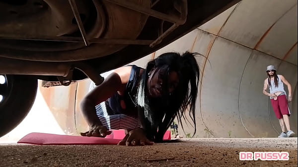 AFRICANA SEM CALCINHA TEM O CARRO AVARIADO E QUANDO SE BAIXA PARA VER O PROBLEMA &Eacute; SURPREENDIDA POR DESCONHECIDO DE PAU DURO QUE A FODE NA SUA CONA QUENTE E SUCULENTA EM V&Aacute;RIAS POSI&Ccedil;&Otilde;ES SEM CAMISA