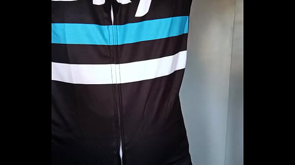 Mujer de spinning se calienta despu&eacute;s de clase  