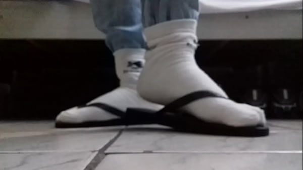 Aos que tem Fetiche por Havaianas com meias