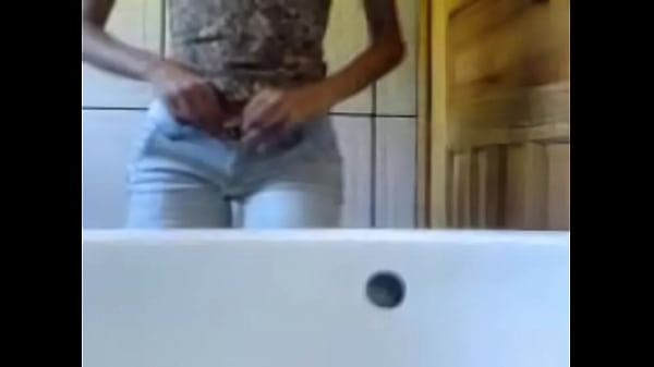 Novinha fazendo xixi' 