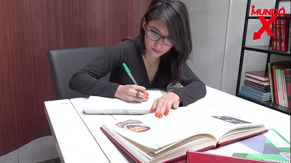 Compa&ntilde;eros de la universidad follan en la biblioteca