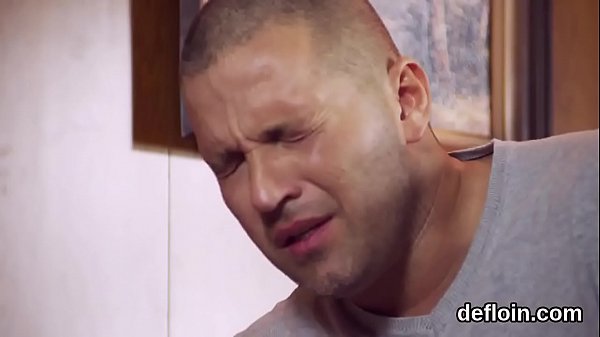 Innocent chick gapes narrow vagina and loses virginity