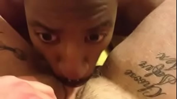 Amador - Neg&atilde;o chupando a buceta do amigo