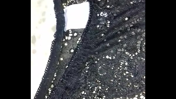 Calzon del tendedero de mi vecina la agarro y me masturbo con ella 