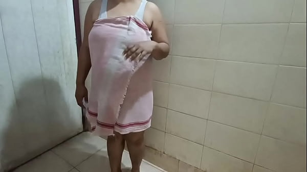 Husband record her hot sexy wife bathing