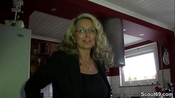 Geile Deutsche MILF mit Mega Titten fickt mit ihrem Chef 