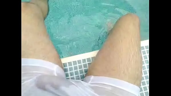 molhando o pau na piscina