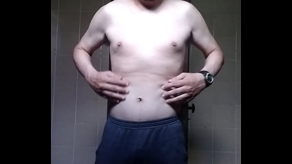 Homem sem camisa se mostrando