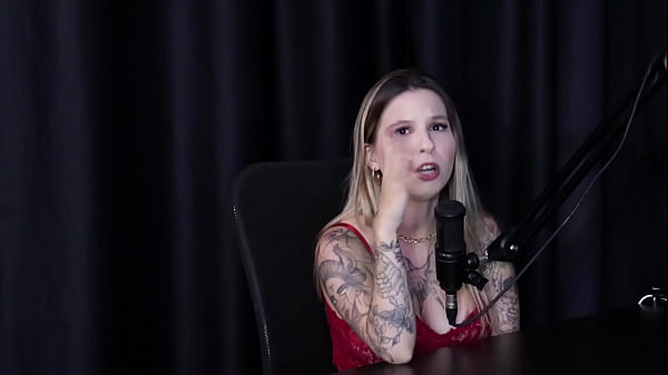 Ruiva safada mostra seus enormes peitos ap&oacute;s dizer que sempre foi exibida, nunca fez menage, participou da casa das pimentinhas, vai sambar no carnaval, e seu lugar inusitado... - Isadora Closel