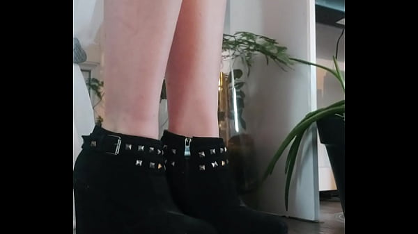 Petit talon noir sexy ! Tu en pense quoi mon chou ? Passe un bon dimanche ...  