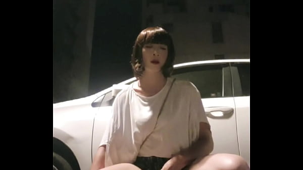 【伪娘】户外放尿 露出内裤给人观赏