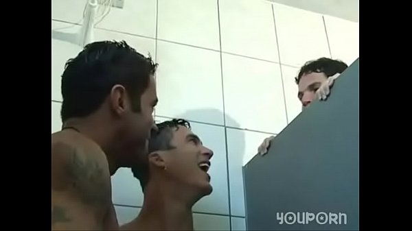 Sexo a 3 dentro do banheiro