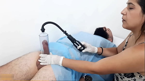 DOCTORA DA MASAJE EN LA VERGA A SU PACIENTE PARA SUBIR DE TAMA&Ntilde;O Y SE EMPIEZA A EXCITAR Y QUIERE QUE EL SE LO META TODO - PORNO EN ESPA&Ntilde;OL