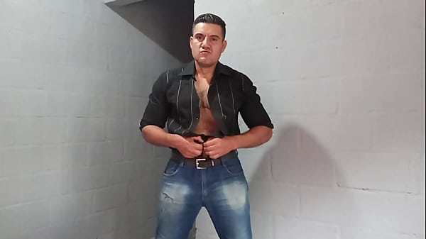 YURI GA&Uacute;CHO - CONTRATANDO UM SEGURAN&Ccedil;A PARTICULAR - DOTAD&Atilde;O EXIBIU A CACETA E GOZOU PRO VOYEUR ASSISTIR 