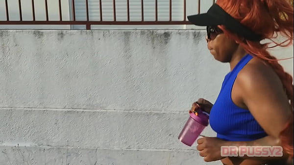 Ebony ruiva sexy a treinar deixa o treinador filmar o seu rabo grande