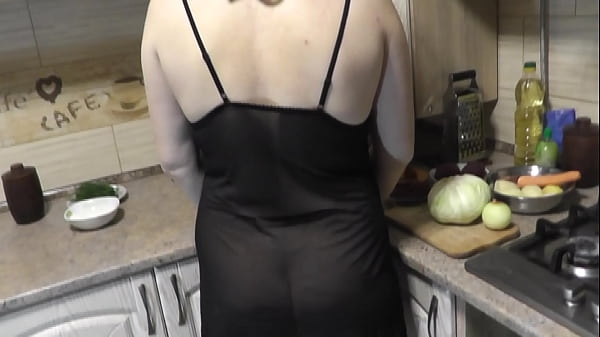 Naked Milf Frina cooks Ukrainian borscht. Pussy Natural tits