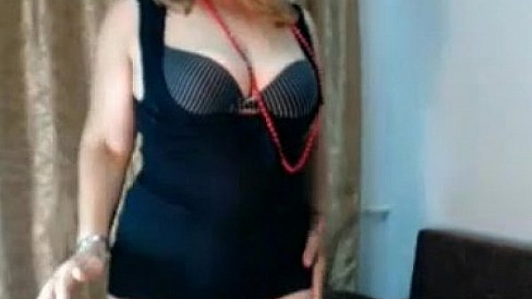 Mature Webcam Woman Gets Naked 