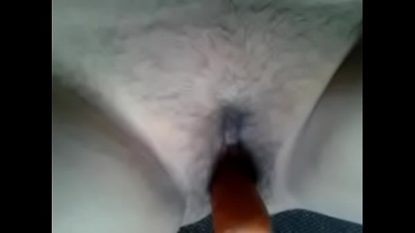 Me masturbo con una zanahoria parte 1