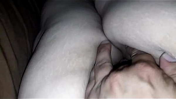 dando una manoseada a su culito