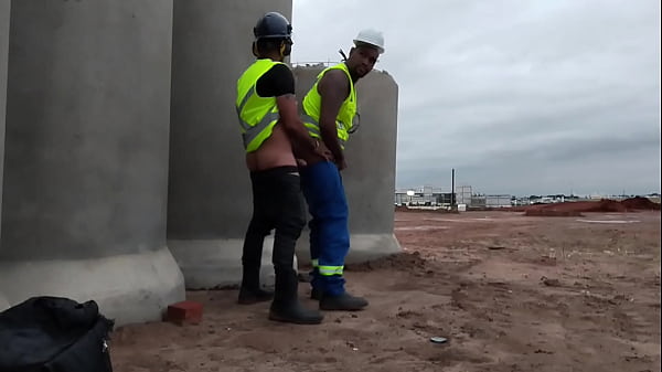 Os trabalhadores p&uacute;blico se pegando escondido na obra da cidade 