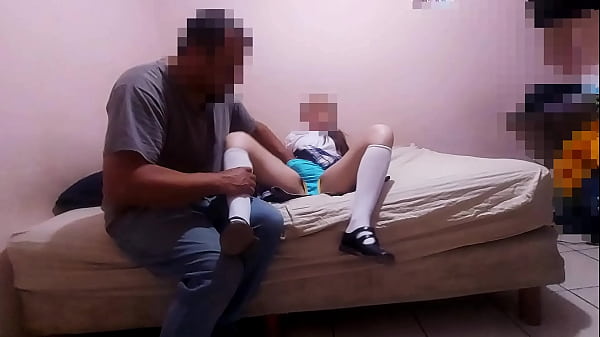 Ay, aaay! Me duele mi chochito! Ingenua e inocente Alumna mexicana culea con su vecino por regalos cuando est&aacute; sola en casa, casero real, no fake