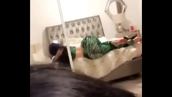 En la cama acostadita