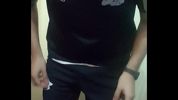 Gay de p. caliente masturbandose con su uniforme