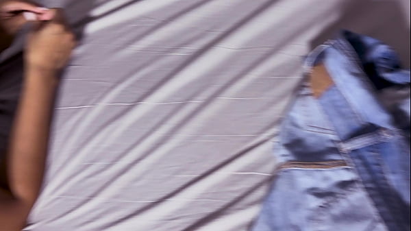 Le chupan el culo y se la coje joven colageno latino con buena verga  