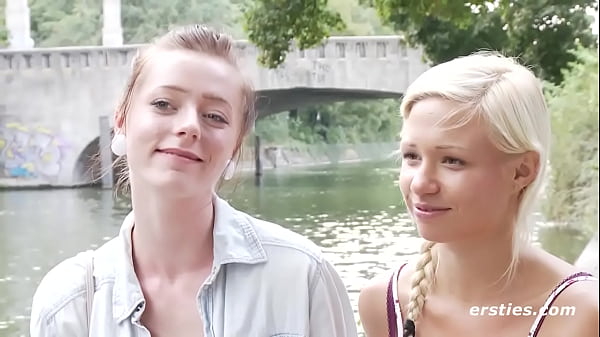 Geb&uuml;rtige Berlinerin fickt mit ihrer Freundin aus HH